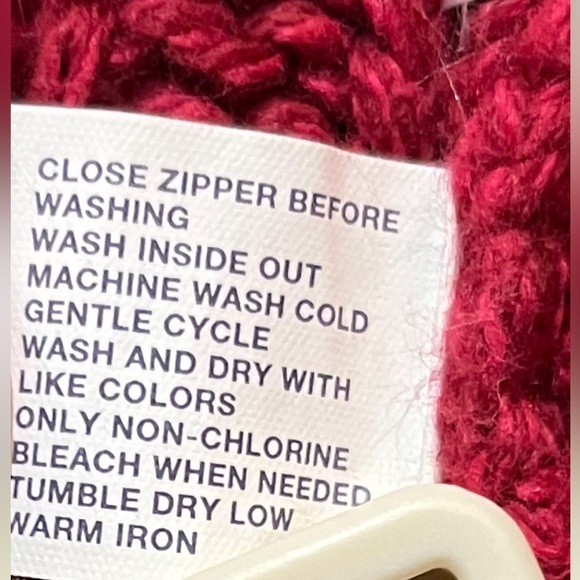 GAP cardigan dark red sweater. Double zipper….cuffed sleeves. Size M. Pockets. - Picture 12 of 13